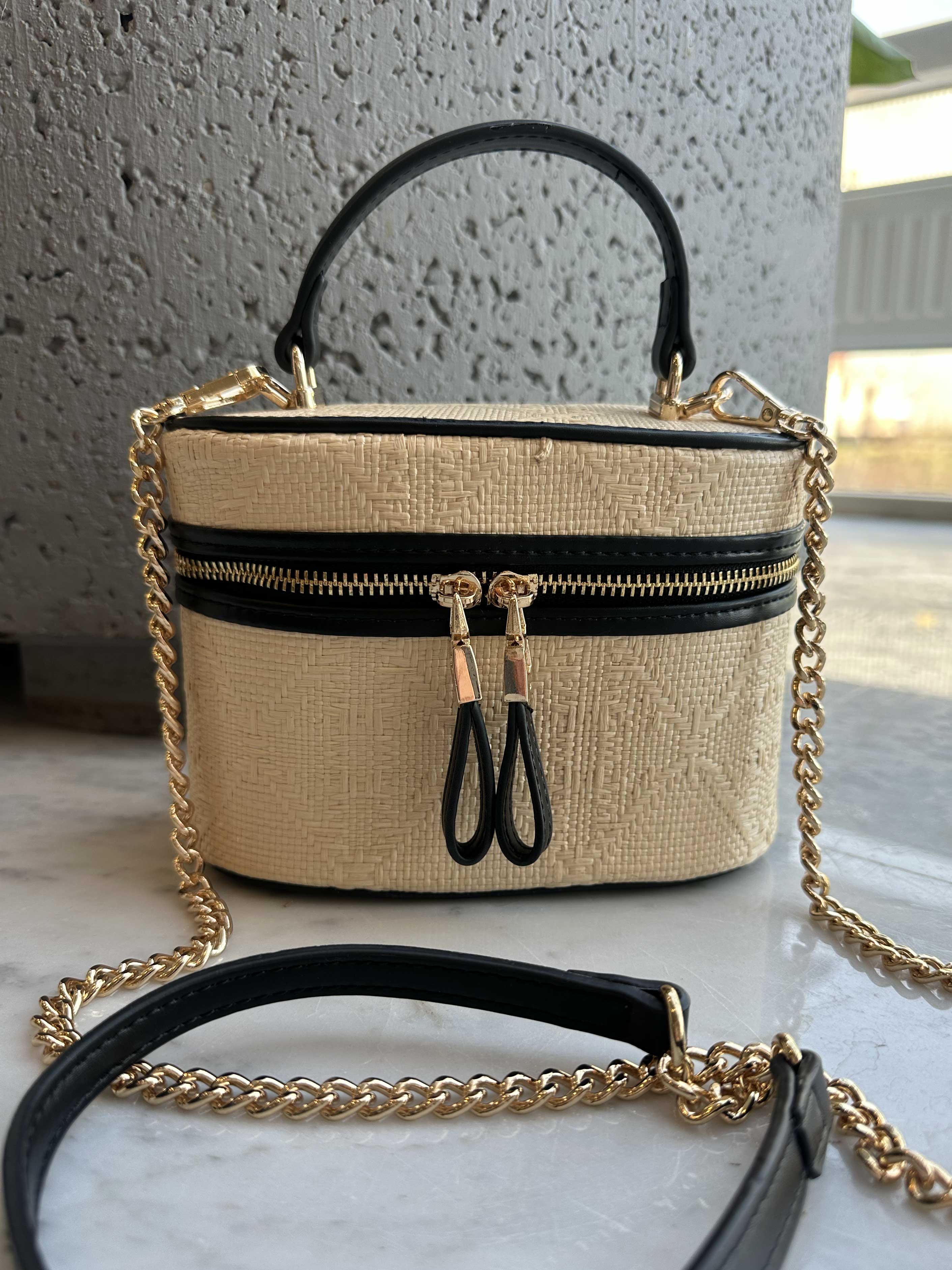 Ana - Sød håndtaske i flet med guldkæde